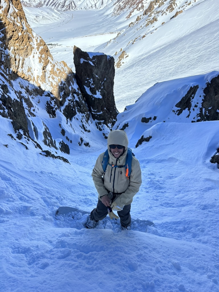 Facundo en un paisaje de montaña nevado
