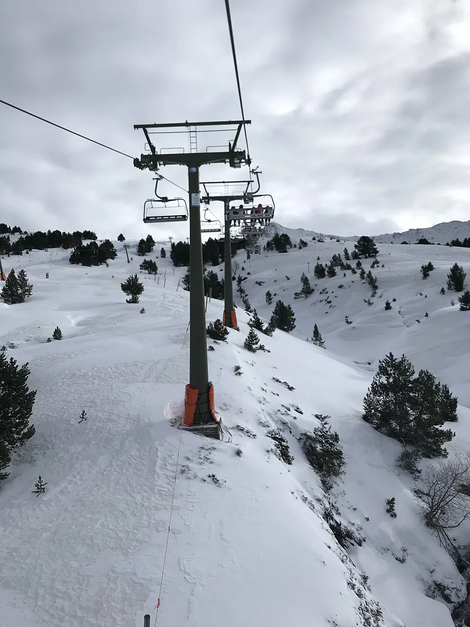 Telesilla y laderas nevadas de Baqueira Beret.