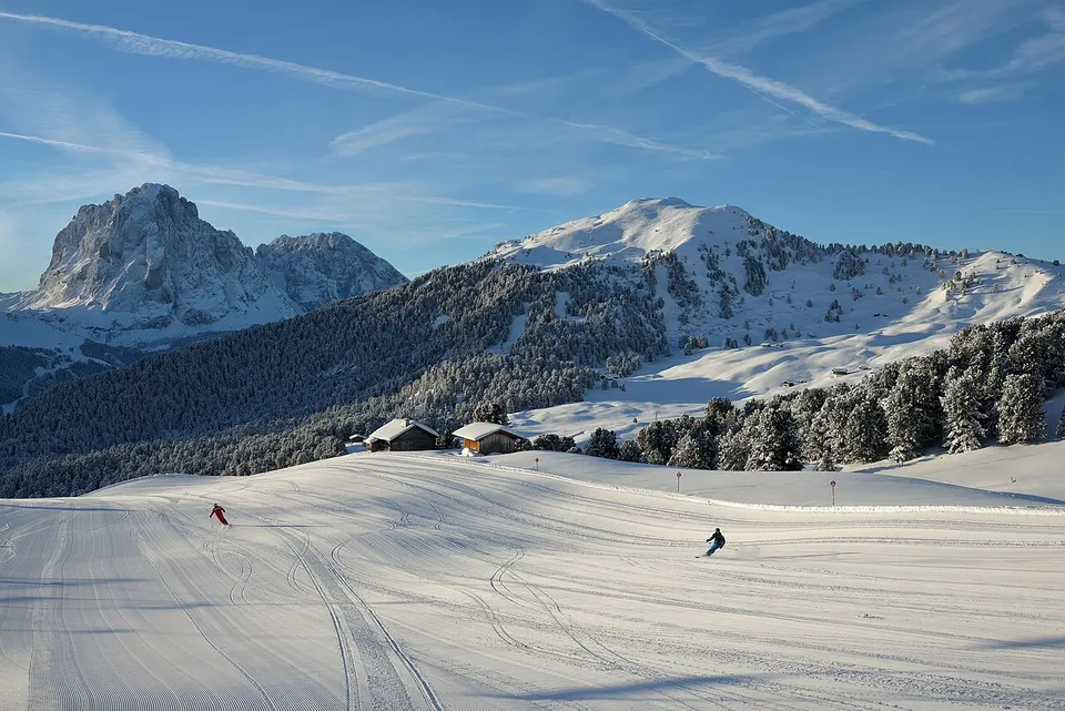 Pista de Seceda en Val Gardena, con las cumbres de los Dolomitas al fondo.