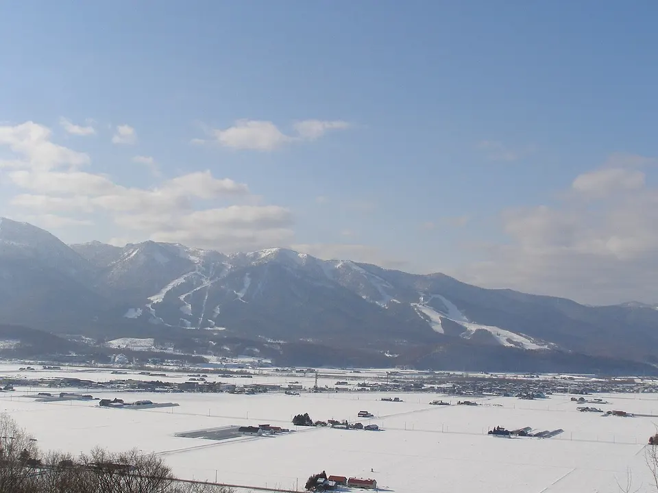Vista de la estación de Furano desde el valle nevado.