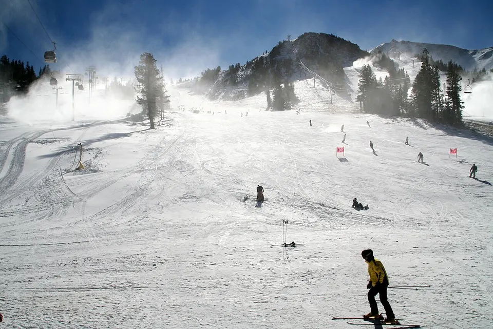 Esquiadores, remontes y pistas de Mammoth Mountain.