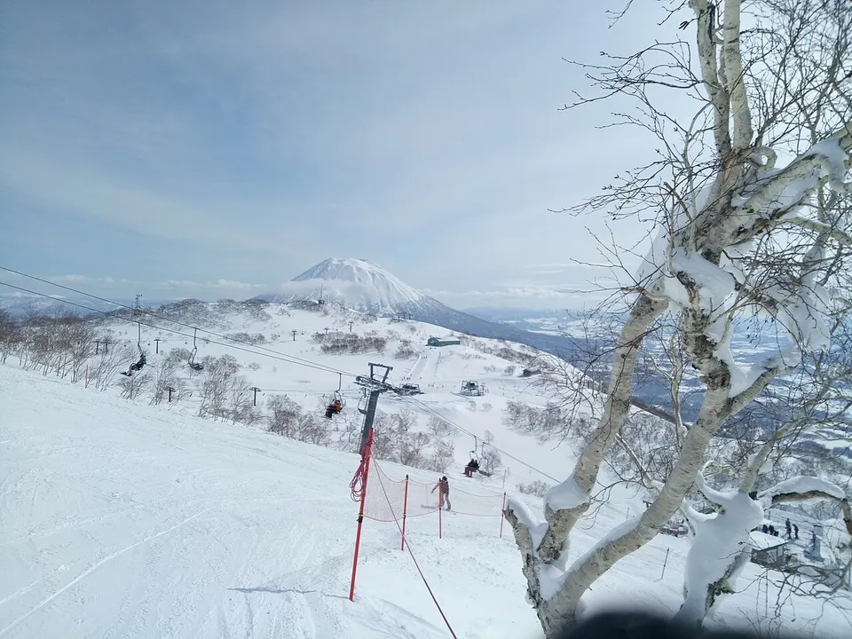 Vista del monte Yotei desde las pistas y telesillas de Niseko.