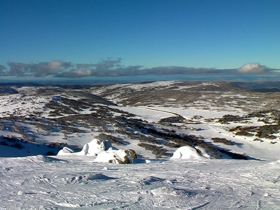 Vista hacia Perisher desde las laderas de Mount Perisher.