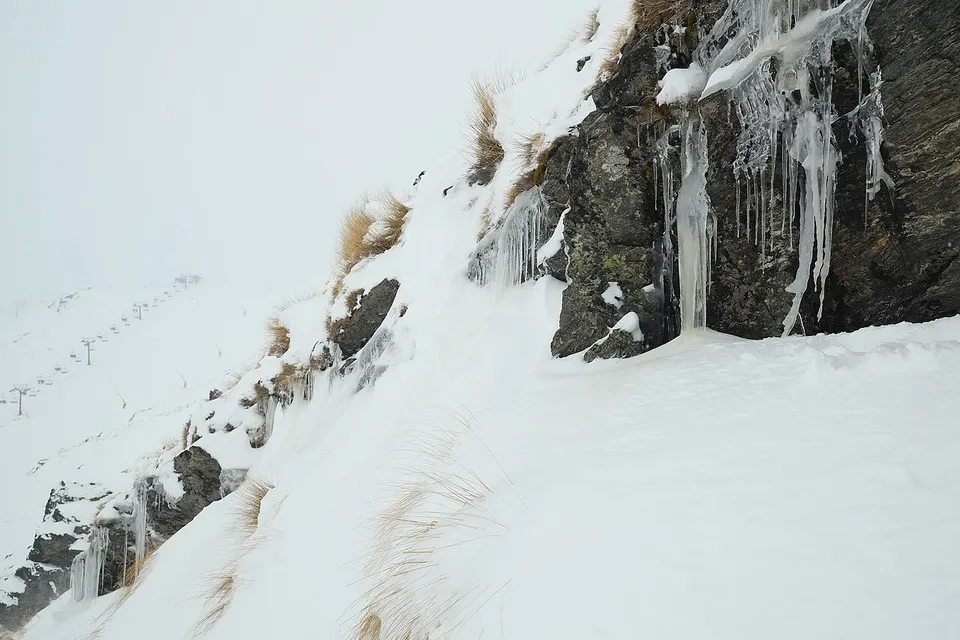 Hielo en las rocas y telesilla de The Remarkables.