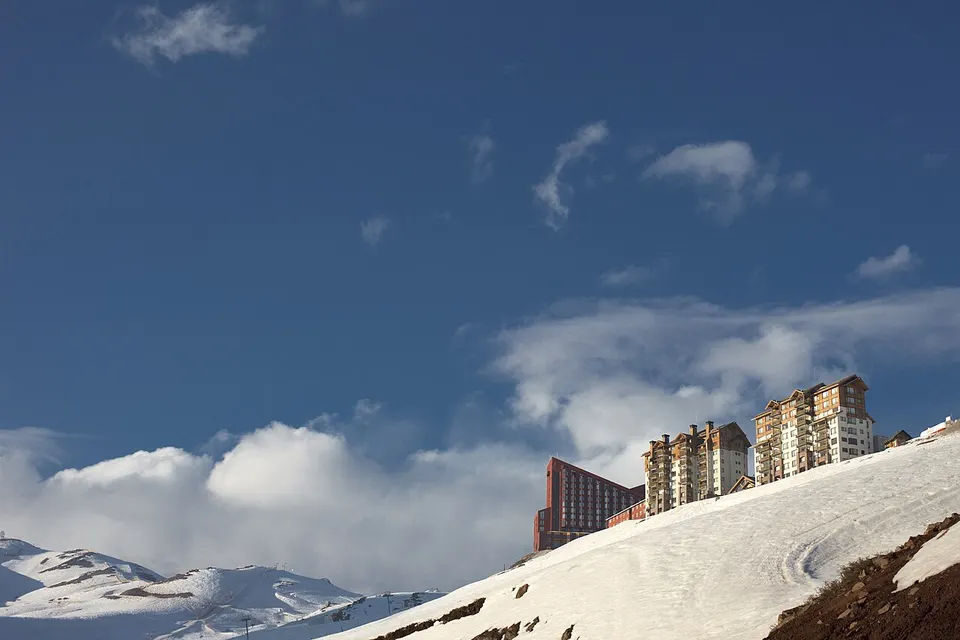 Hoteles y laderas nevadas de Valle Nevado, en los Andes chilenos.