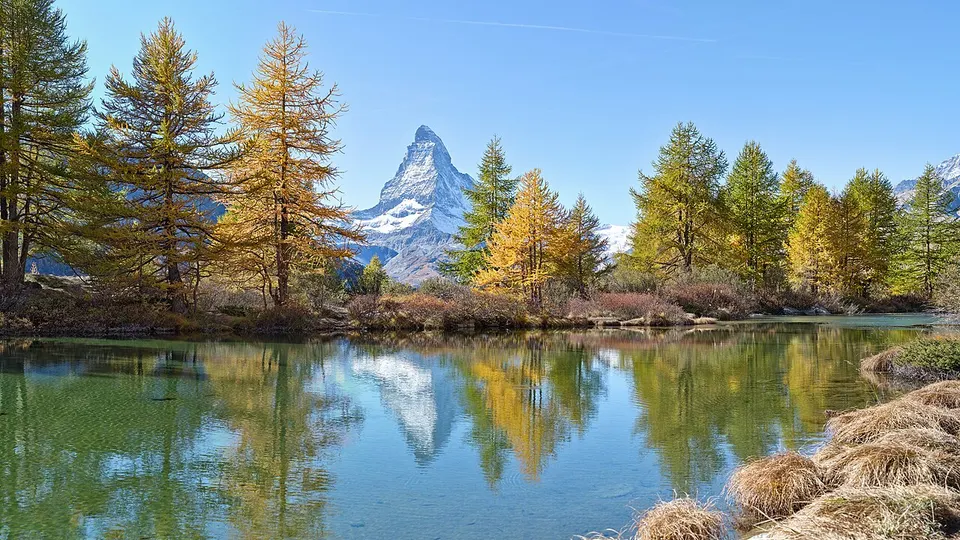 El Matterhorn reflejado en el lago Grindjisee, cerca de Zermatt. Vista en otoño.
